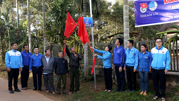 Các đại biểu thực hiện nghi thức khánh thành, bàn giao công trình “Thắp sáng đường quê” tại thị trấn Pơng Drang, huyện Krông Búk