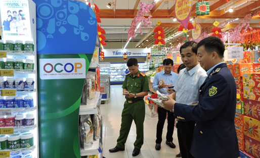 Kiểm tra tại siêu thị Co-op Mart, thành phố Kon Tum