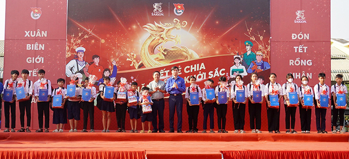 Đồng chí Nguyễn Minh Triết và đồng chí Phan Văn Thắng trao quà cho học sinh