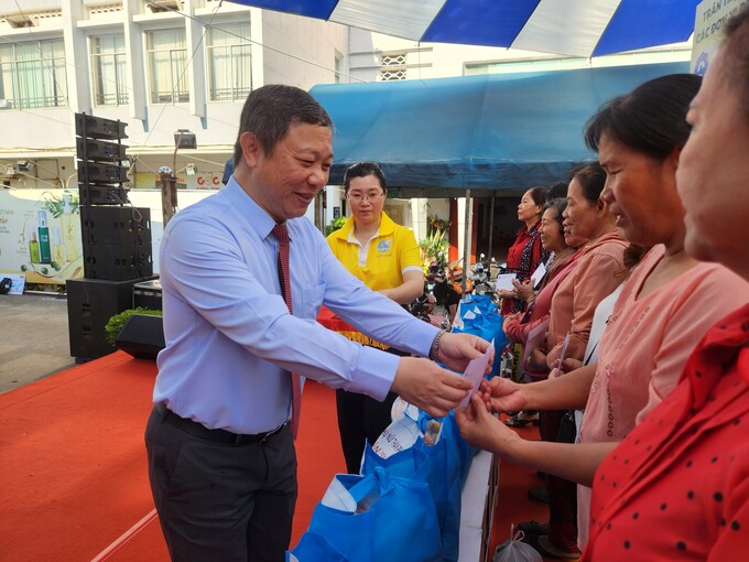 ông Dương Anh Đức - Phó Chủ tịch UBND TP. HCM trao quà cho phụ nữ có hoàn cảnh khó khăn (Ảnh: Lâm Ngọc)