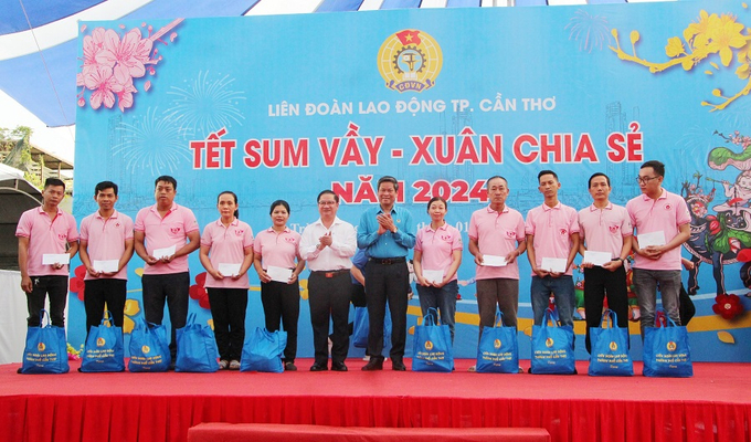 Ông Huỳnh Thanh Xuân - Phó Chủ tịch Tổng Liên đoàn Lao động Việt Nam và ông Trần Việt Trường - Phó Bí thư Thành ủy, Chủ tịch UBND TP. Cần Thơ tặng quà cho đoàn viên, công nhân lao động khó khăn