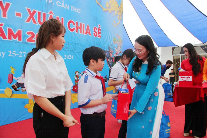 Bà Lê Thị Sương Mai - Chủ tịch Liên đoàn lao động TP. Cần Thơ trao quà cho con đoàn viên công đoàn bị mất do Covid-19