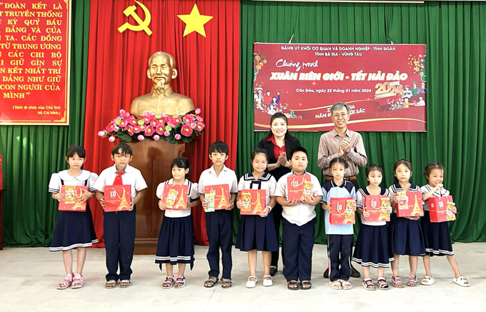 Bà Lương Thị Lệ Hằng - Bí thư Đảng ủy Khối và ông Lê Anh Nhựt - Phó Bí thư Huyện uỷ Côn Đảo tặng quà Tết cho các em học sinh