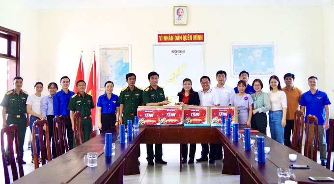 Đoàn công tác thăm và tặng quà Tiểu đội Pháo binh, Ban chỉ huy Quân sự huyện Côn Đảo