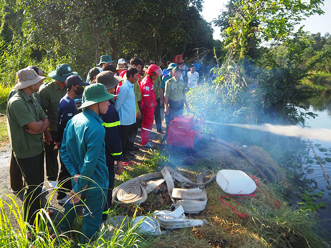 Hướng dẫn cho học viên tham dự tập huấn cách sử dụng máy bơm chữa cháy rừng.