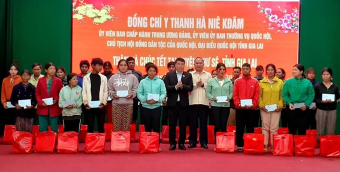 Chủ tịch Hội đồng Dân tộc của Quốc hội Y Thanh Hà Niê Kđăm và Phó Bí thư Tỉnh ủy Rah Lan Chung tặng quà cho hộ nghèo huyện Chư Sê