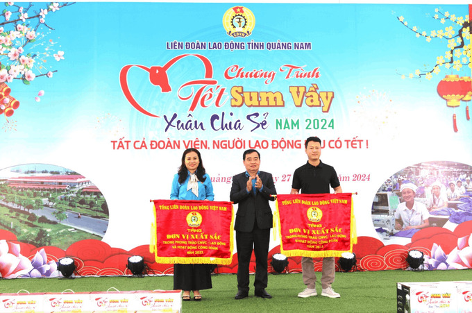 Các đơn vị nhận cờ thi đua của Tổng Liên đoàn lao động Việt Nam