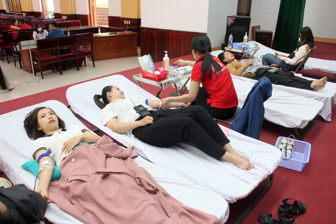 Đông đảo tình nguyện viên tham gia hiến máu hưởng ứng 