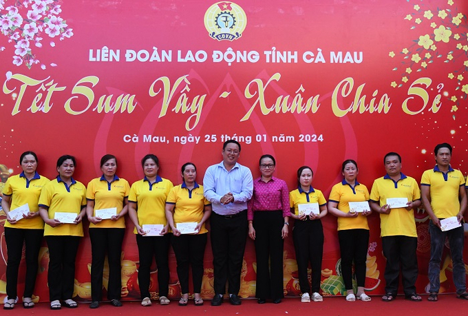 Đoàn viên, người lao động có hoàn cảnh khó khăn của Công ty Cổ phần Tập đoàn Thủy sản Minh Phú nhận quà Tết từ chương trình “Tết sum vầy – Xuân chia sẻ”