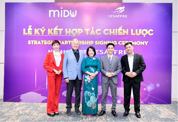 Bà Phạm Thị Thanh Hiên (giữa) - Founder Midu MenaQ7 và ông Nguyễn Xuân Hợp (thứ hai từ phải sang) - CEO công ty