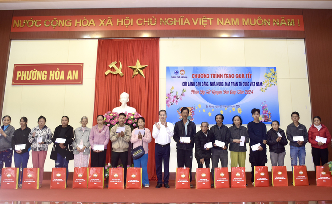 Bí thư Thành ủy Nguyễn Văn Quảng trao quà Tết cho hộ khó khăn tại quận Cẩm Lệ