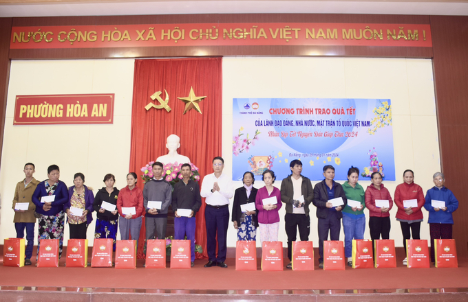 Chủ tịch Ủy ban MTTQ Việt Nam thành phố Ngô Xuân Thắng trao quà Tết cho bà con hộ nghèo, cận nghèo