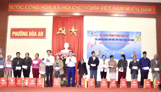 Phó Chủ tịch Thường trực HĐND thành phố Trần Phước Sơn và Phó Chủ tịch UBND thành phố Trần Chí Cường trao quà Tết cho bà con hộ nghèo