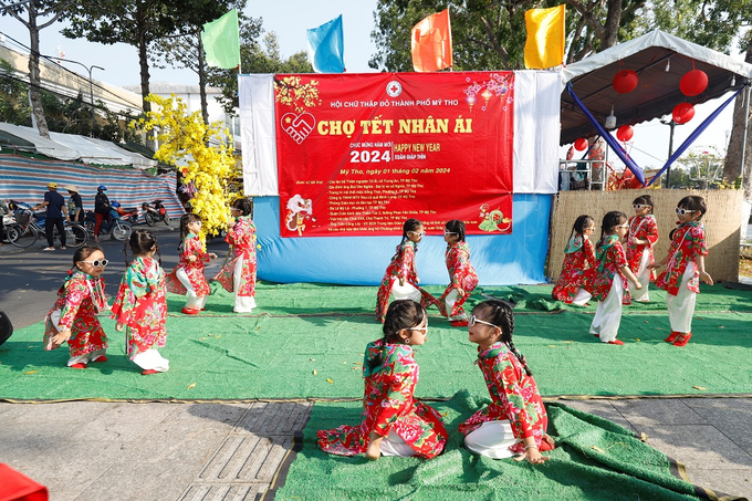 Các em thiếu nhi múa khai trương phiên chợ