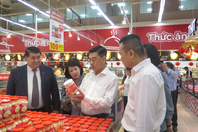 Phó Chủ tịch UBND TP. HCM Nguyễn Văn Dũng tìm hiểu về các sản phẩm thực phẩm phục vụ Tết tại Siêu thị GO An Lạc