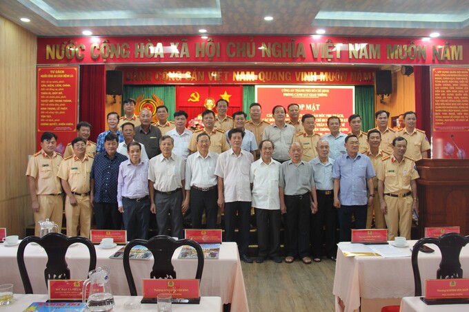 Các đồng chí nguyên lãnh đạo, chỉ huy các thời kỳ và các đồng chí thương binh, thân nhân liệt sĩ chụp hình cùng Ban Chỉ huy Phòng CSGT