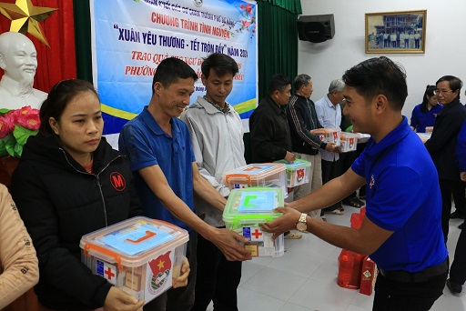 Trao 50 suất hộp thuốc gia đình cho các hộ gia đình làm ngư nghiệp tại khu dân cư văn hóa biển Kim Liên, quận Liên Chiểu, TP. Đà Nẵng