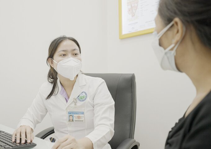 BSCK2 Lư Huỳnh Thanh Thảo – Phó Trưởng Khoa Thẩm mỹ Da, Bệnh viện Da liễu TP. HCM đang tư vấn làm đẹp cho khách hàng (Ảnh: NVCC)