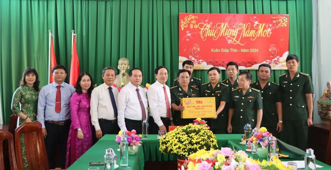 Chủ tịch UBND tỉnh Phạm Anh Tuấn trao quà Tết cho cán bộ, chiến sĩ đồn Biên phòng Tam Quan Nam