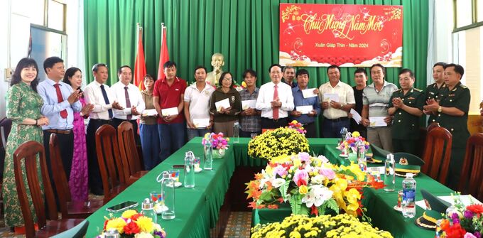 Chủ tịch UBND tỉnh Phạm Anh Tuấn tặng quà cho 10 hộ ngư dân có hoàn cảnh khó khăn trên địa bàn đồn Biên phòng Tam Quan Nam quản lý
