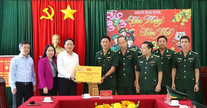 Chủ tịch UBND tỉnh Phạm Anh Tuấn trao quà Tết cho cán bộ, chiến sĩ đồn Biên phòng Mỹ An
