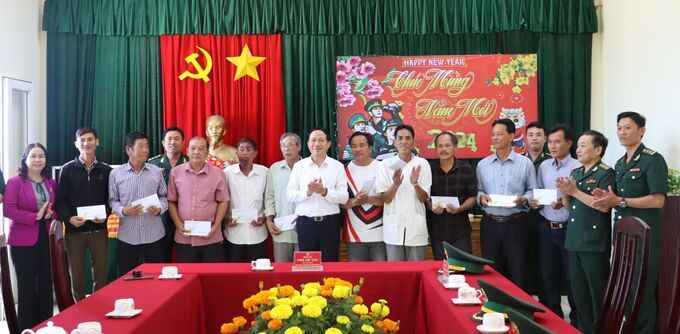 Chủ tịch UBND tỉnh Phạm Anh Tuấn tặng quà cho 10 hộ ngư dân có hoàn cảnh khó khăn trên địa bàn đồn Biên phòng Mỹ An quản lý 