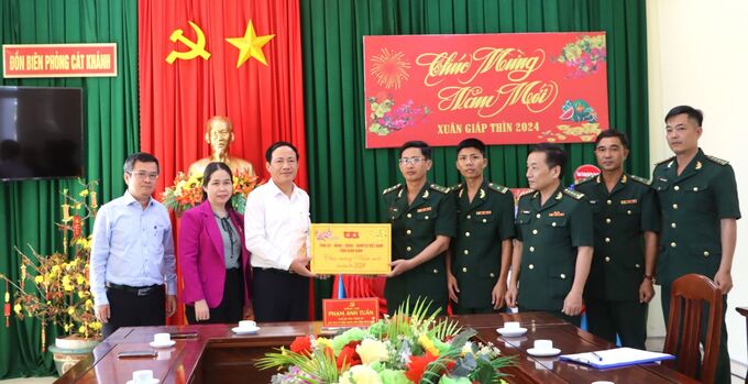 Chủ tịch UBND tỉnh Phạm Anh Tuấn trao quà Tết cho cán bộ, chiến sĩ đồn Biên phòng Cát Khánh