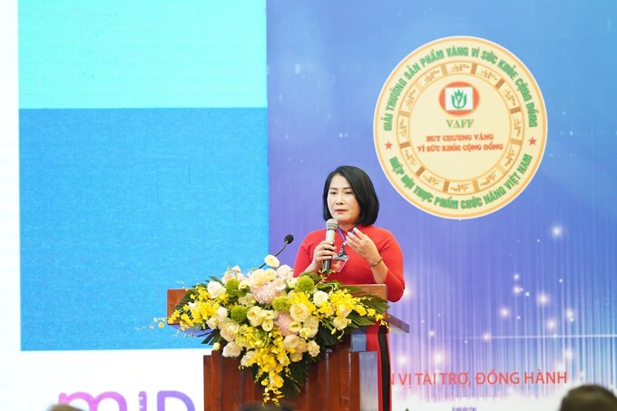 Bác sĩ Phạm Thị Thanh Hiên (Founder Midu MenaQ7) phát biểu tại lễ trao giải thưởng Sản phẩm vàng vì sức khỏe cộng đồng.