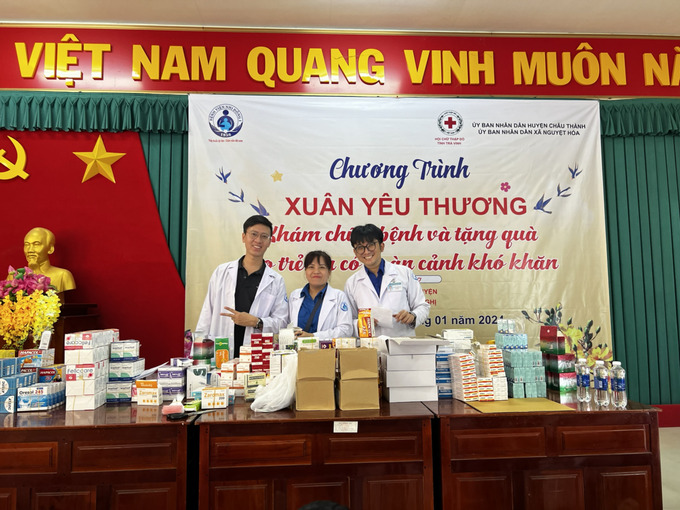 Đoàn viên, thanh niên tham gia công tác phát thuốc