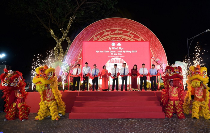 Các đại biểu cắt băng khai mạc hội hoa xuân Phú Mỹ Hưng Tết Giáp Thìn 2024