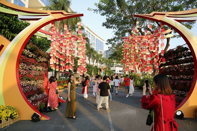 Khách tham quan, chụp hình tại hội hoa xuân Phú Mỹ Hưng Tết Giáp Thìn 2024