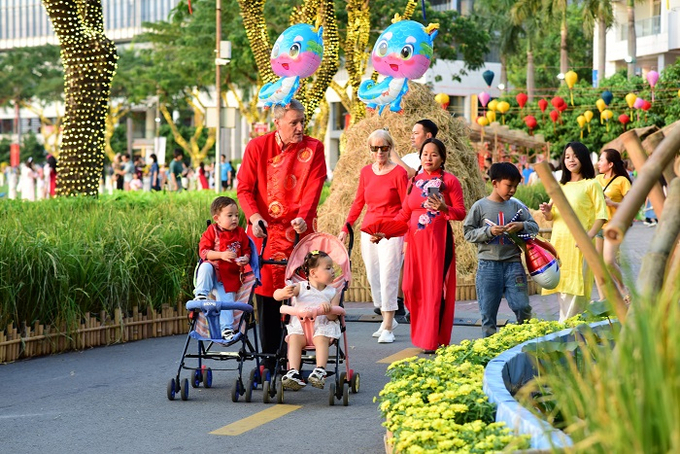 Người nước ngoài tham quan hội hoa xuân Phú Mỹ Hưng Tết Giáp Thìn 2024