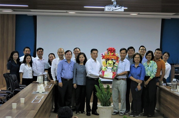Phó Chủ tịch UBND TP. HCM Nguyễn Văn Dũng tặng quà Tết cho Công ty cổ phần thương mại Bách Hóa Xanh