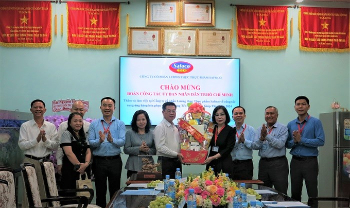 Phó Chủ tịch UBND TP. HCM Nguyễn Văn Dũng tặng quà Tết cho lãnh đạo Công ty Cổ phần Lương thực thực phẩm Safoco