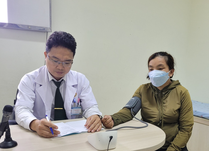 BS.CKII Kiều Mạnh Hà - Chủ nhiệm Khoa Thần kinh Bệnh viện Quân y 7A, TP. HCM đang thăm khám cho bệnh nhân
