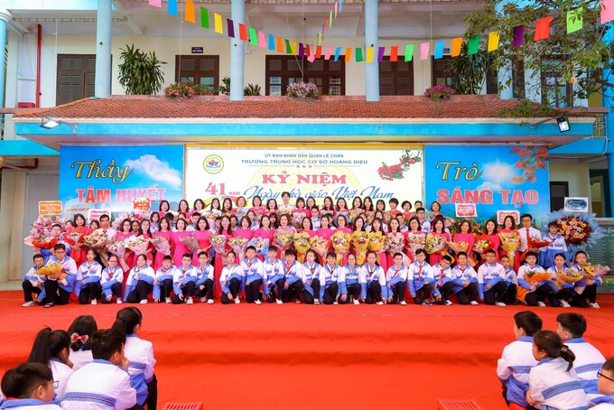 Thầy và trò Trường THCS Hoàng Diệu, quận Lê Chân, TP. Hải Phòng trong lễ kỷ niệm 41 năm ngày Nhà giáo Việt Nam  