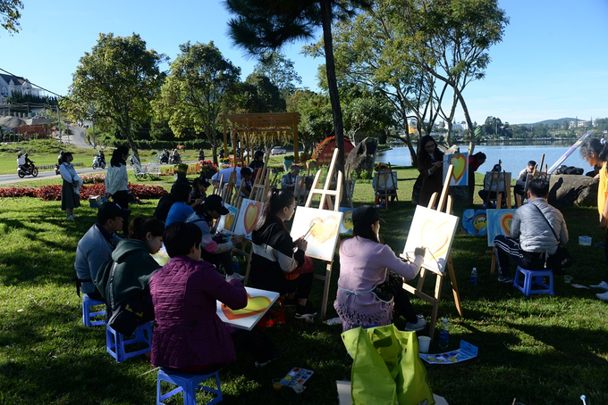 Các bạn trẻ vẽ tranh bên hồ Tuyền Lâm, Đà Lạt