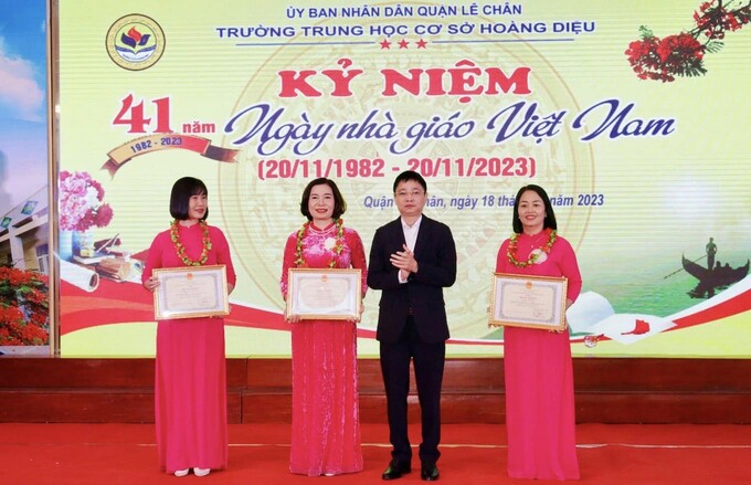 Ông Phạm Việt Anh – Phó Chủ tịch UBND quận Lê Chân trao bằng khen cho cán bộ, giáo viên trường THCS Hoàng Diệu