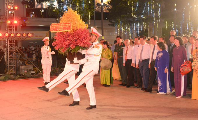Đoàn đại biểu dâng hoa tưởng nhớ Chủ tịch Hồ Chí Minh tại Công viên tượng đài Chủ tịch Hồ Chí Minh
