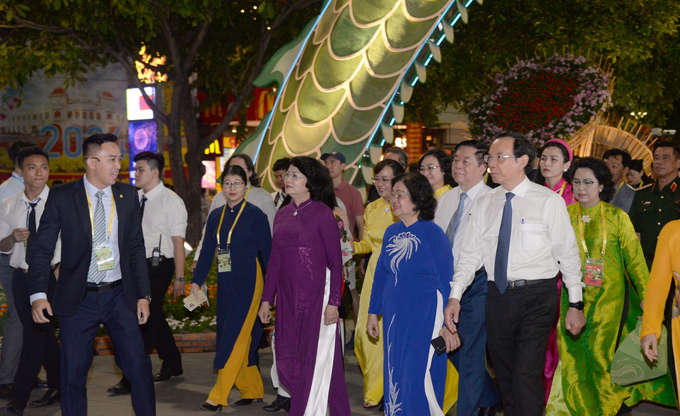 Đoàn đại biểu tham quan đường hoa Nguyễn Huệ lần thứ 21