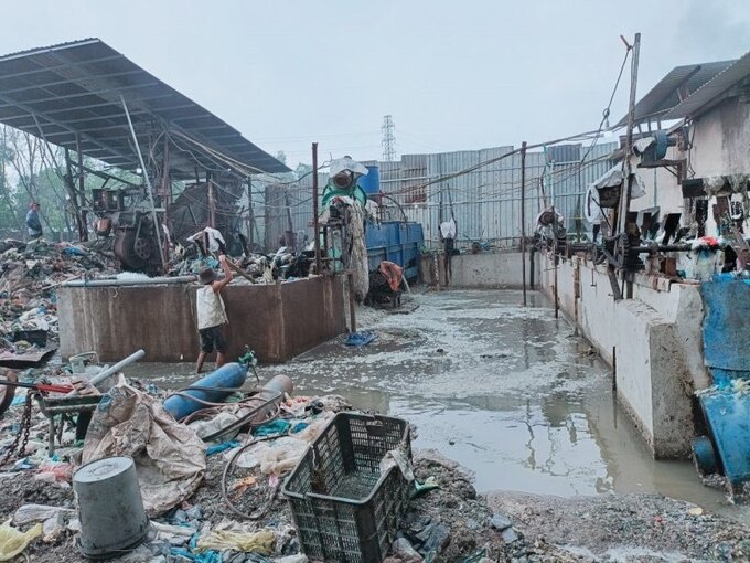 Xưởng tái chế rác thải thành hạt nhựa gây ô nhiễm mô trường ở xã Tân Hiệp, huyện Hóc Môn, TP. HCM