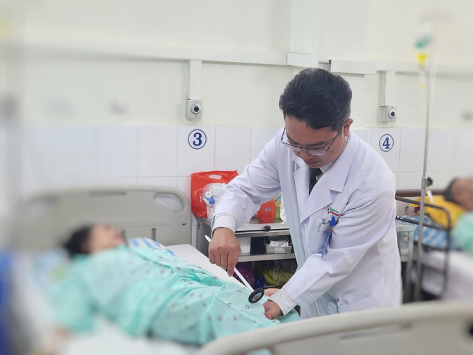 BS.CKII Kiều Mạnh Hà đang thăm khám cho bệnh nhân