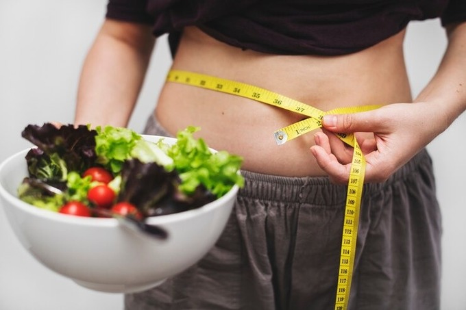Duy trì một thể trạng cân nặng hợp lý, tránh để thừa cân hoặc thiếu hụt cân, gây mất cân bằng dinh dưỡng