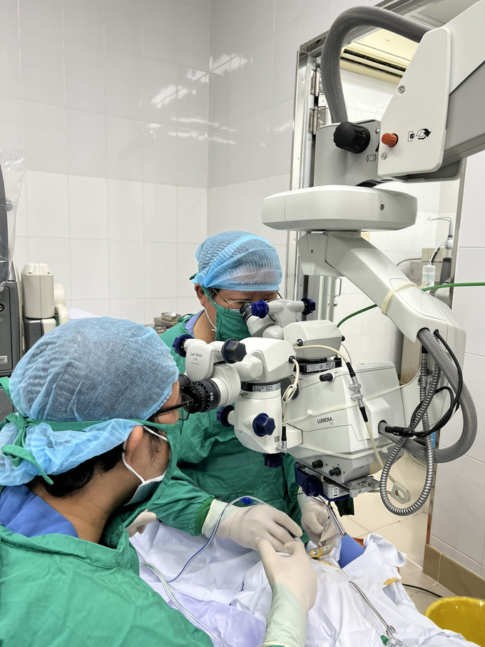 Phẫu thuật viên đang tiến hành một ca phẫu thuật cắt dịch kính