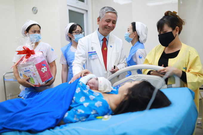 BS.CKII Trần Ngọc Hải,Giám đốc Bệnh viện Từ Dũ trao quà chúc mừng công dân nhí 