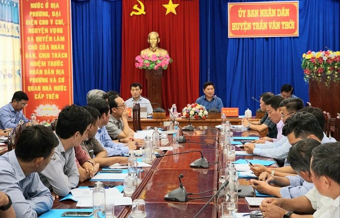 Đại biểu tham dự buổi làm việc với lãnh đạo huyện Trần Văn Thời