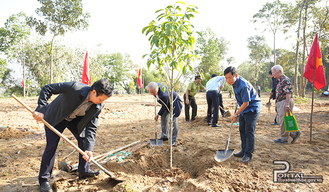 Các đồng chí lãnh đạo tỉnh tham gia trồng cây sau lễ phát động Tết trồng cây