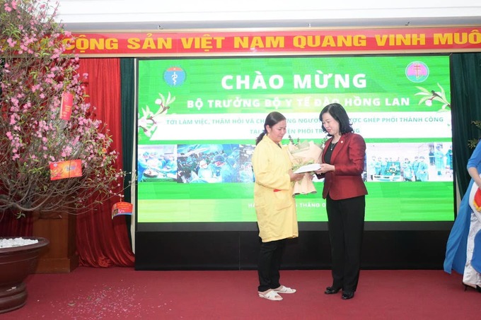 Bộ trưởng Đào Hồng Lan tặng hoa chúc mừng mẹ của bệnh nhân nữ được ghép phổi thành công