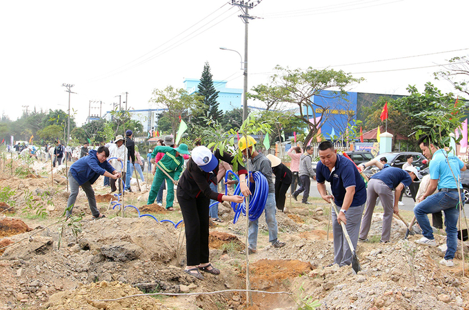 Liên đoàn Lao động thành phố trồng 1.000 cây xanh tại Khu công nghiệp Hòa Khánh