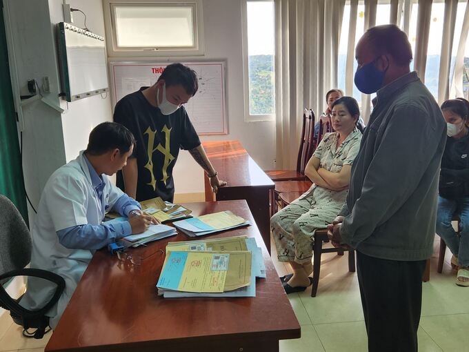 Bác sĩ Nguyễn Ngọc Hoàng cho bệnh nhân xuất viện sau khi điều trị khỏi bệnh viêm đường tiết niệu (ảnh: Bảo Trọng)